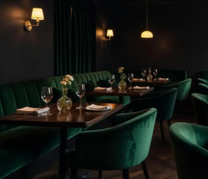 Tmavý interiér večerního restaurantu Gather Housse se společenskými stoly