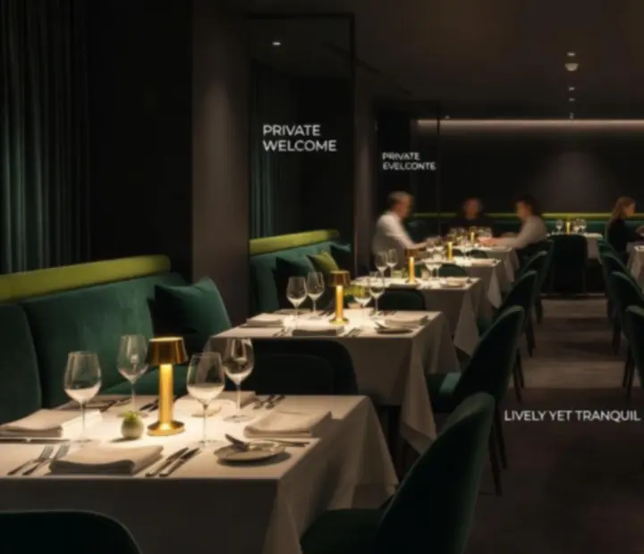 Večerní atmosféra restaurace Gather Housse s tlumenými světly a hosty u stolů.